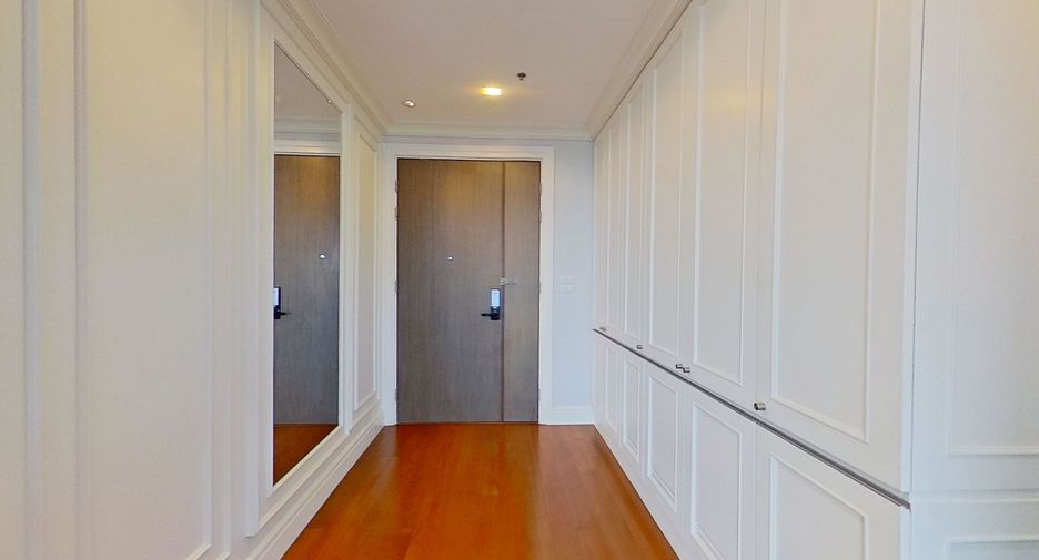 For sale 3 bedrooms condo in Khlong Toei, Bangkok