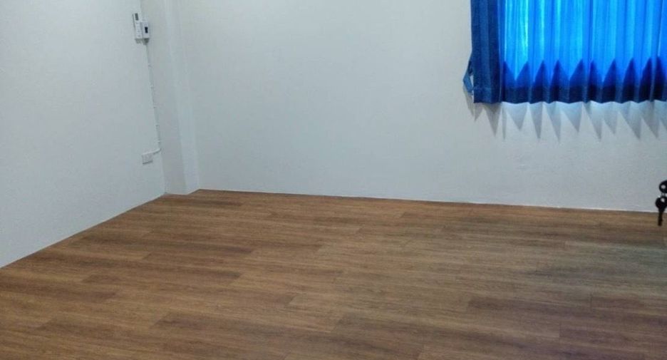 For rent 2 bedrooms townhouse in Bang Kapi, Bangkok