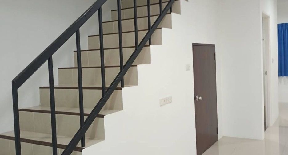 For rent 2 bedrooms townhouse in Bang Kapi, Bangkok