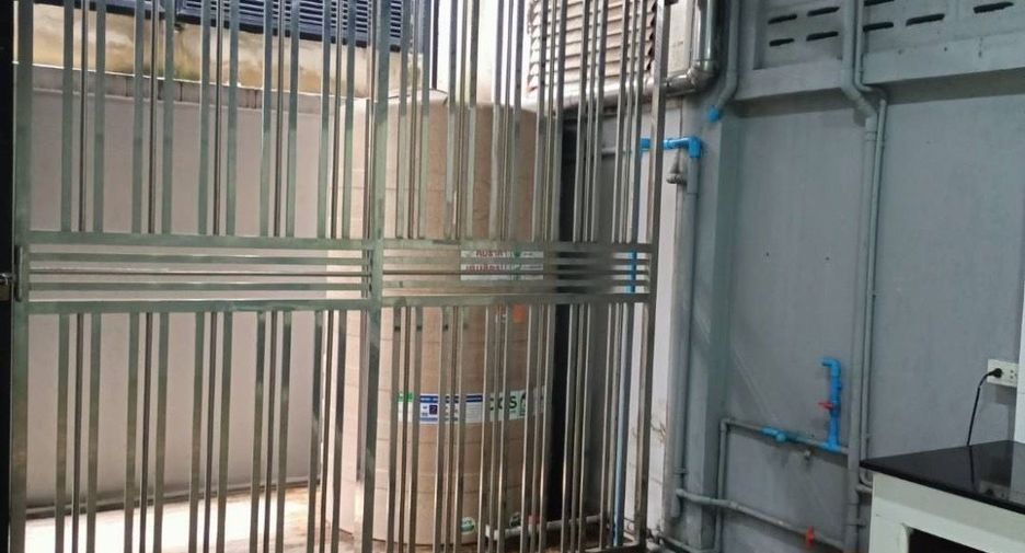 For rent 2 bedrooms townhouse in Bang Kapi, Bangkok