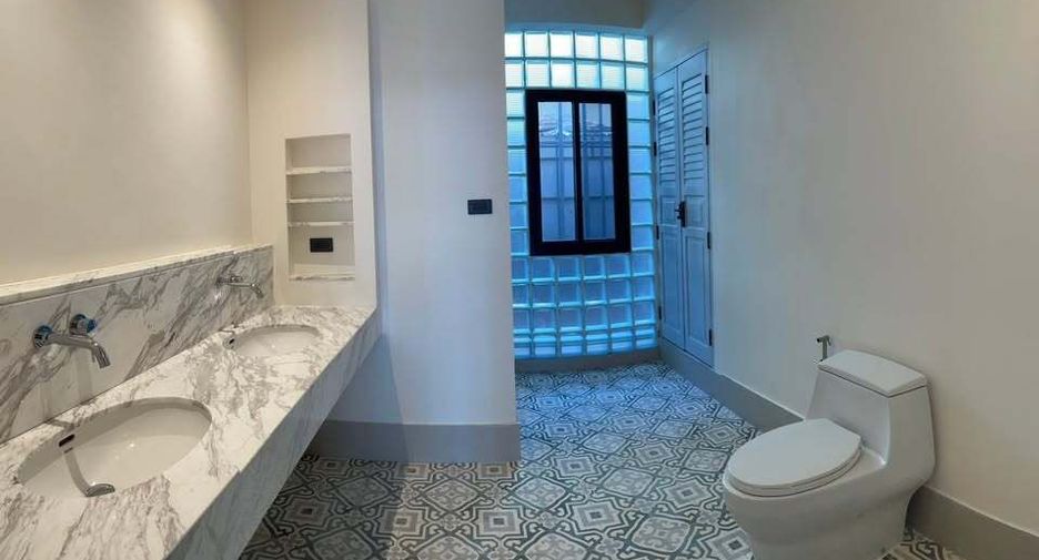 For rent 3 bedrooms townhouse in Watthana, Bangkok