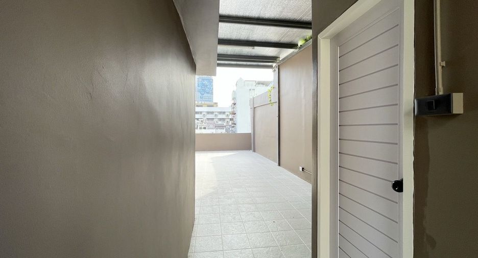 For rent 3 bedrooms townhouse in Watthana, Bangkok