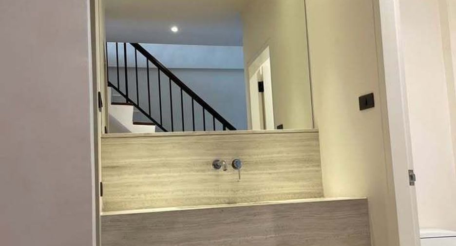 For rent 3 bedrooms townhouse in Watthana, Bangkok