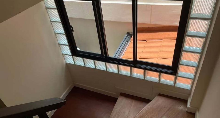 For rent 3 bedrooms townhouse in Watthana, Bangkok