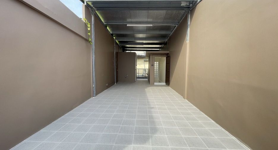 For rent 3 bedrooms townhouse in Watthana, Bangkok