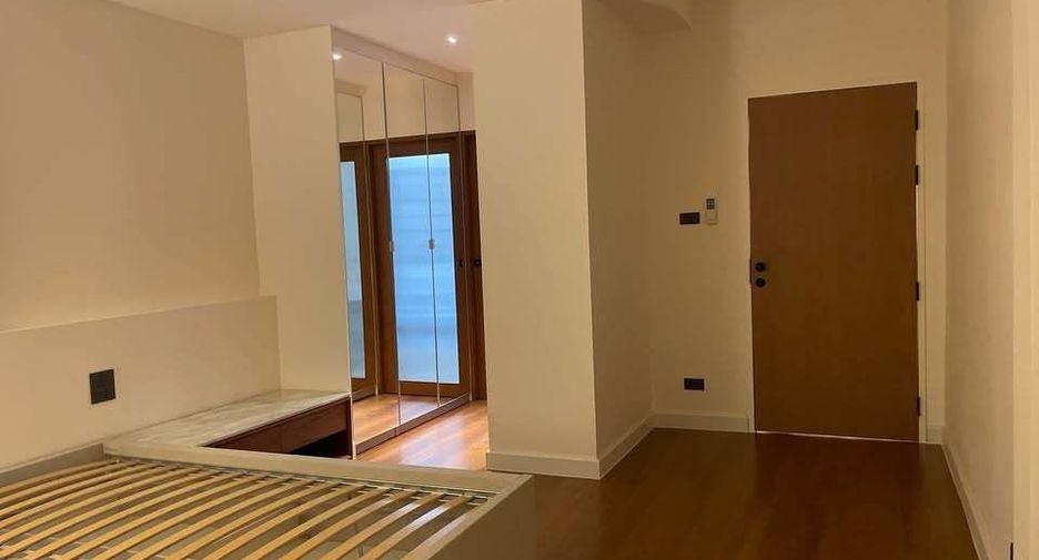 For rent 3 bedrooms townhouse in Watthana, Bangkok