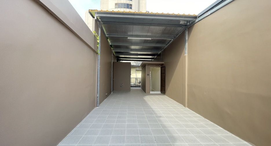 For rent 3 bedrooms townhouse in Watthana, Bangkok