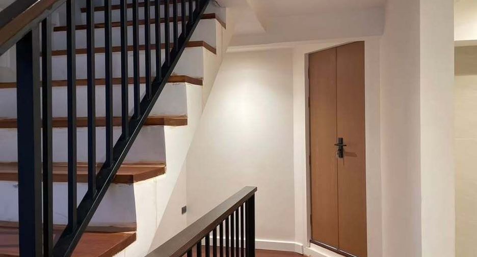 For rent 3 bedrooms townhouse in Watthana, Bangkok