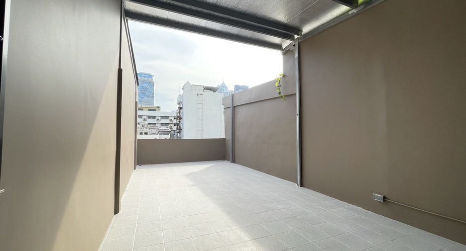 For rent 3 bedrooms townhouse in Watthana, Bangkok