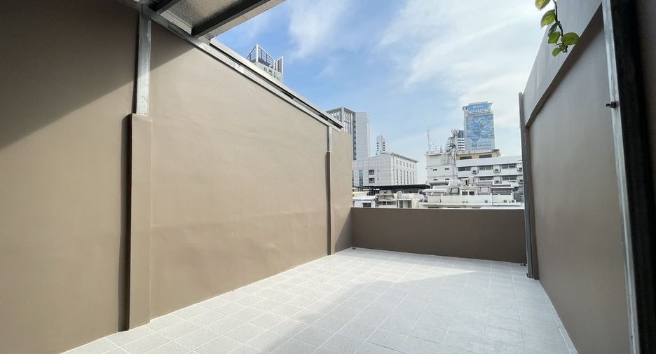 For rent 3 bedrooms townhouse in Watthana, Bangkok