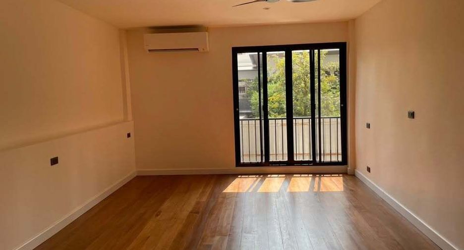For rent 3 bedrooms townhouse in Watthana, Bangkok