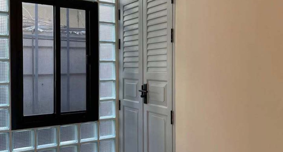 For rent 3 bedrooms townhouse in Watthana, Bangkok
