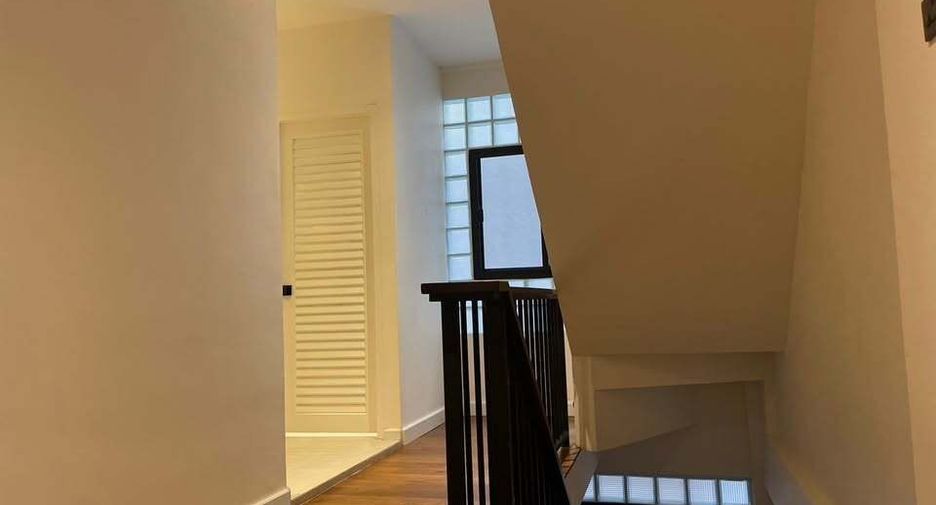 For rent 3 bedrooms townhouse in Watthana, Bangkok