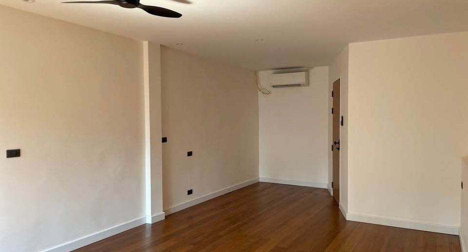 For rent 3 bedrooms townhouse in Watthana, Bangkok