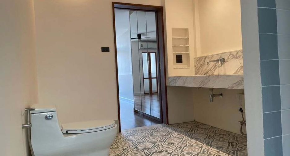 For rent 3 bedrooms townhouse in Watthana, Bangkok