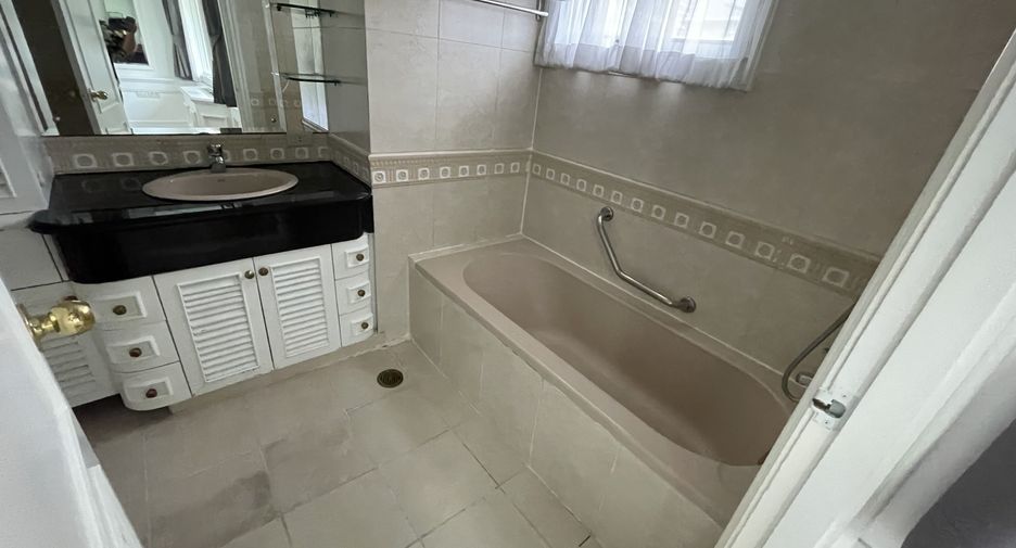 Wohnung zur Miete mit 3 Zimmer in Khlong Toei, Bangkok