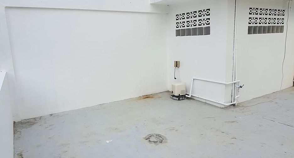 For sale retail Space in Phra Khanong, Bangkok