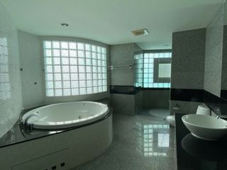 For rent 3 bedrooms apartment in Watthana, Bangkok