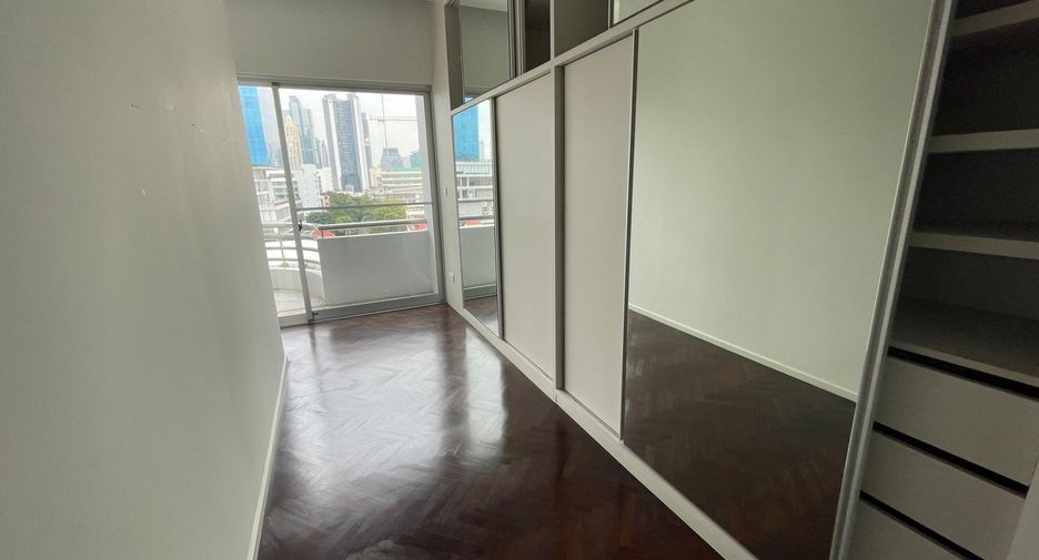 For rent 4 bedrooms condo in Sathon, Bangkok