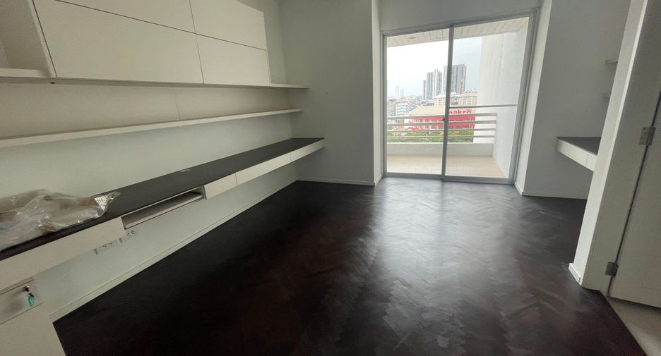 For rent 4 bedrooms condo in Sathon, Bangkok