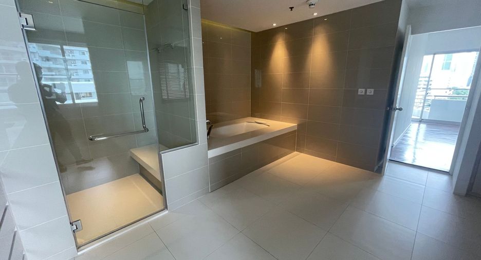For rent 4 bedrooms condo in Sathon, Bangkok