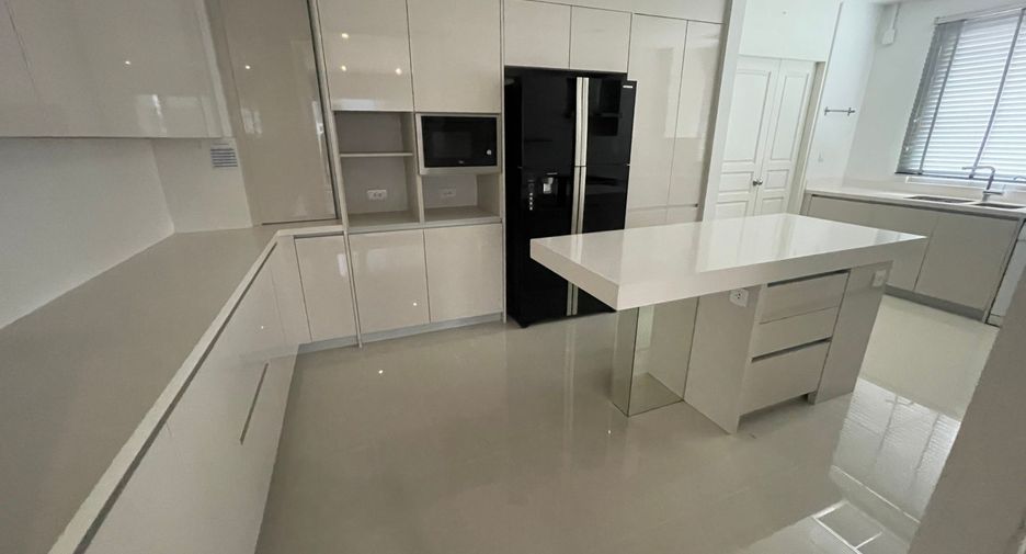 For rent 4 bedrooms condo in Sathon, Bangkok