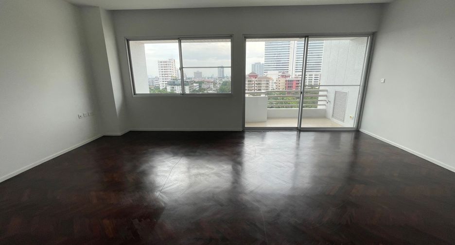 For rent 4 bedrooms condo in Sathon, Bangkok