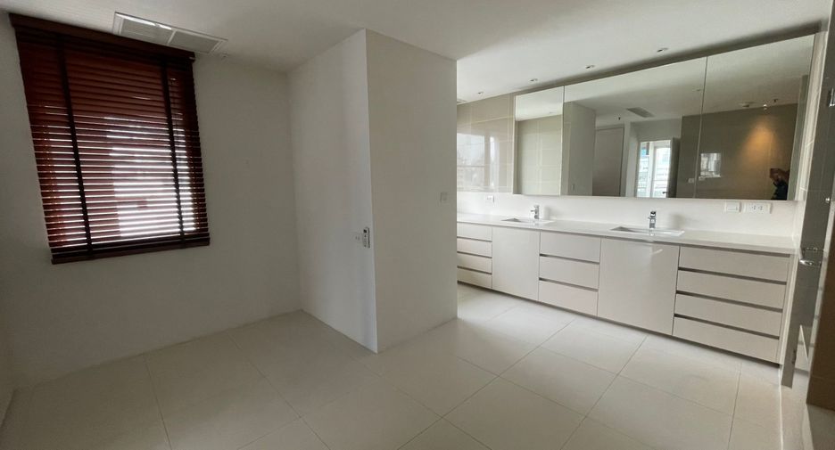 For rent 4 bedrooms condo in Sathon, Bangkok
