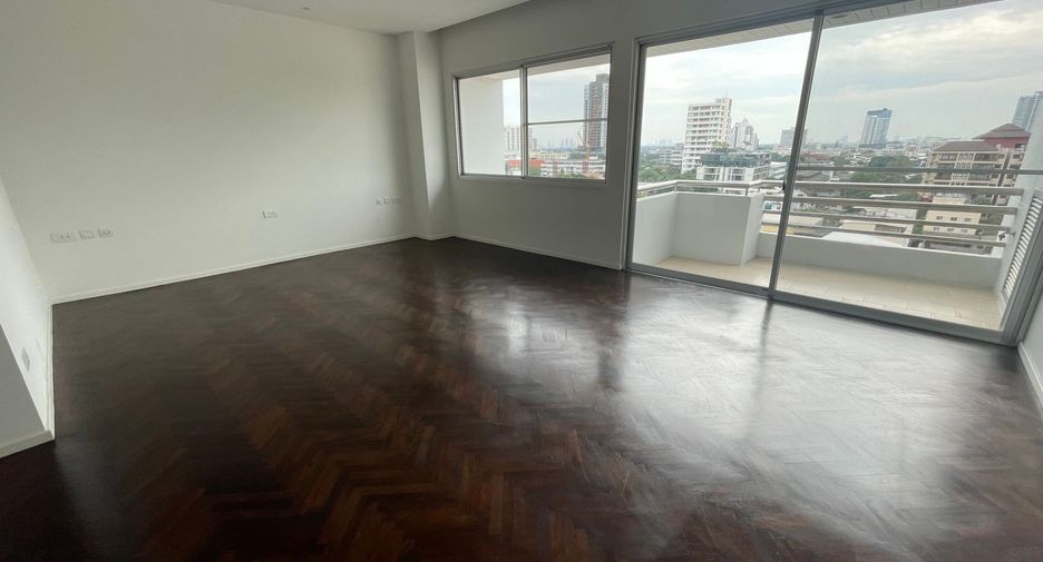 For rent 4 bedrooms condo in Sathon, Bangkok