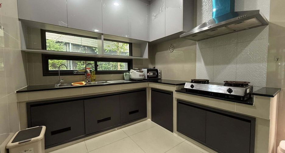 For rent 4 bedrooms house in Bang Kapi, Bangkok