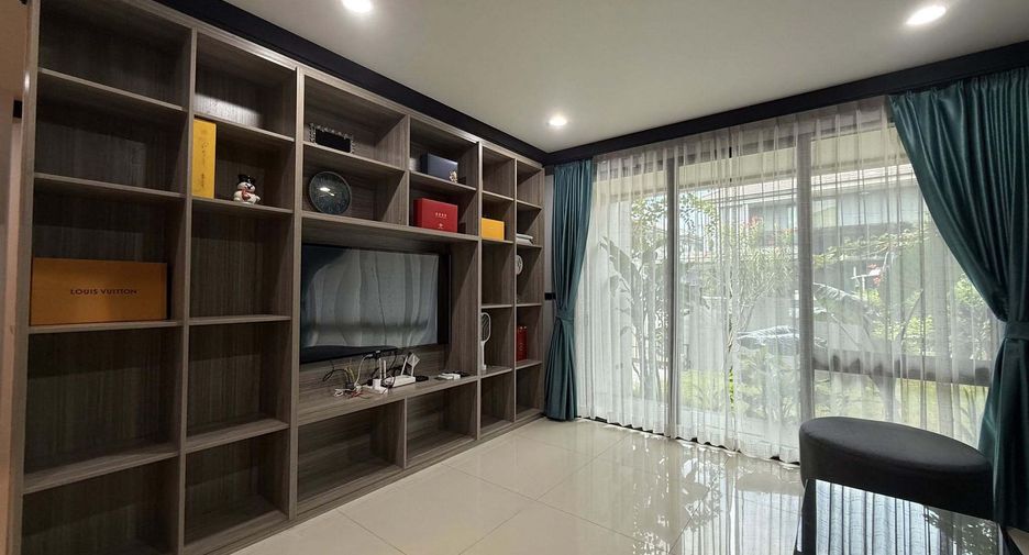 For rent 4 bedrooms house in Bang Kapi, Bangkok