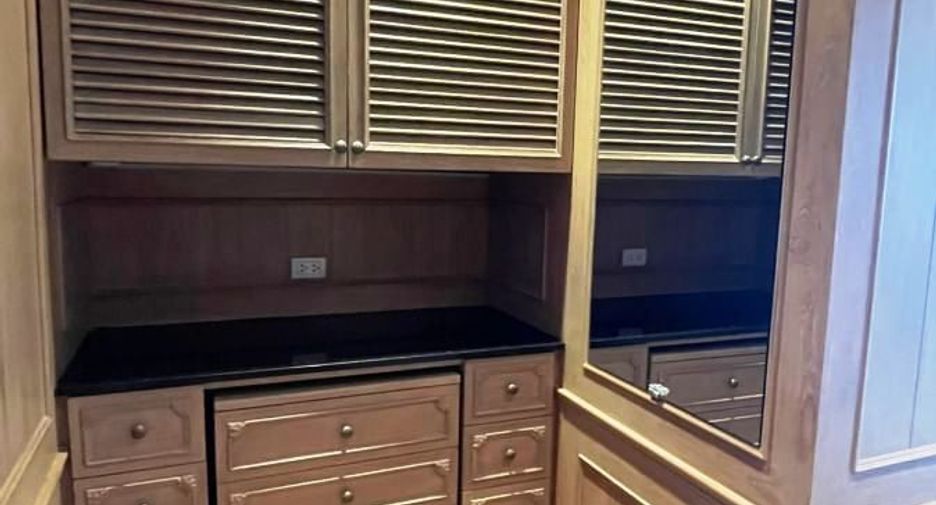 For rent 4 bedrooms condo in Pathum Wan, Bangkok