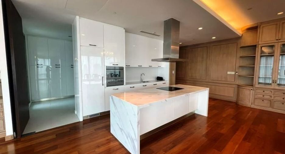 For rent 4 bedrooms condo in Pathum Wan, Bangkok