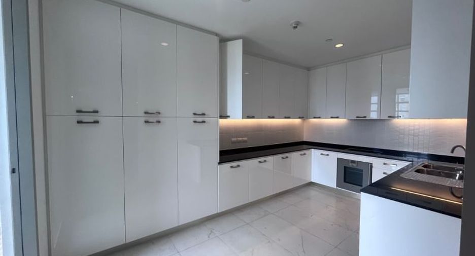 For rent 4 bedrooms condo in Pathum Wan, Bangkok