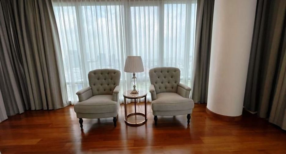 For rent 4 bedrooms condo in Pathum Wan, Bangkok
