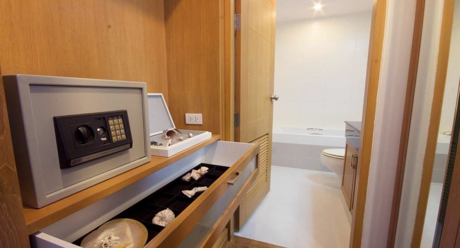 For rent 3 bedrooms apartment in Khlong Toei, Bangkok