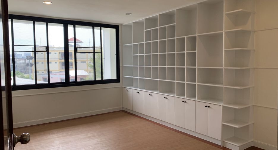 For sale and for rent 3 bedrooms townhouse in Watthana, Bangkok