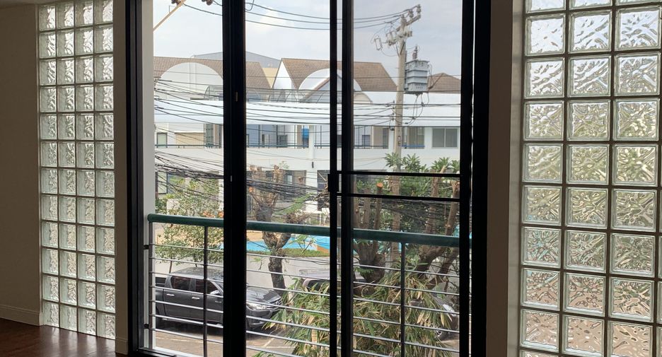 For sale and for rent 3 bedrooms townhouse in Watthana, Bangkok