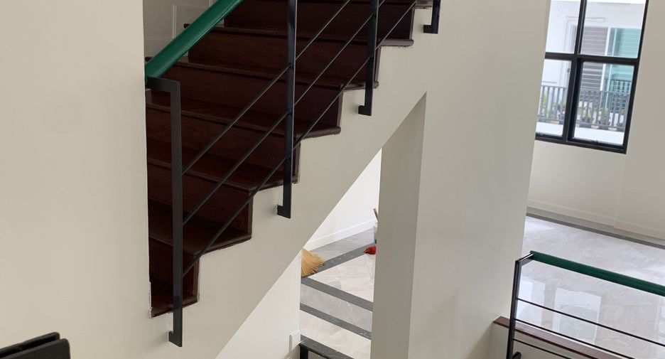 For sale and for rent 3 bedrooms townhouse in Watthana, Bangkok