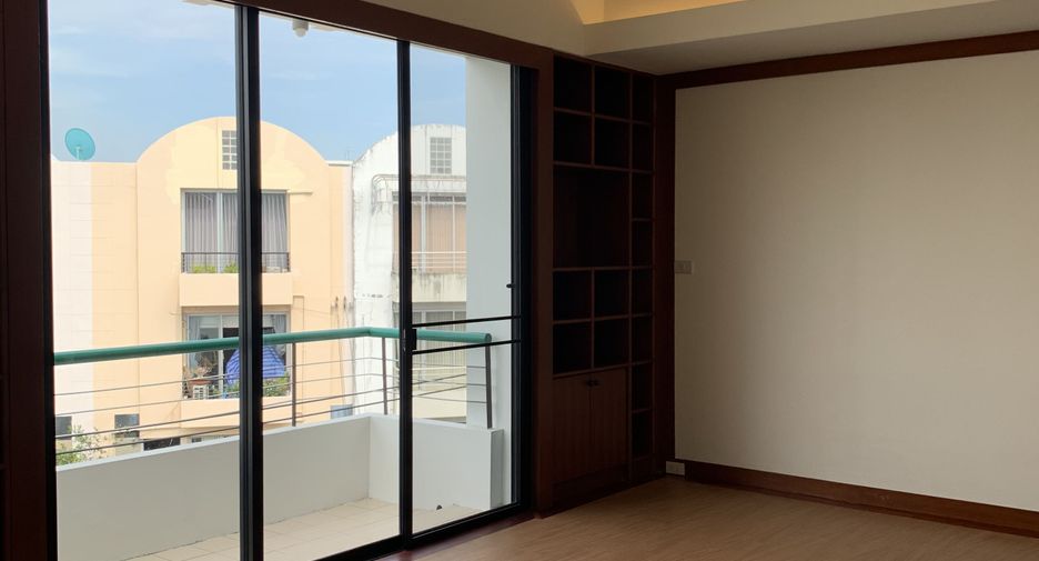 For sale and for rent 3 bedrooms townhouse in Watthana, Bangkok