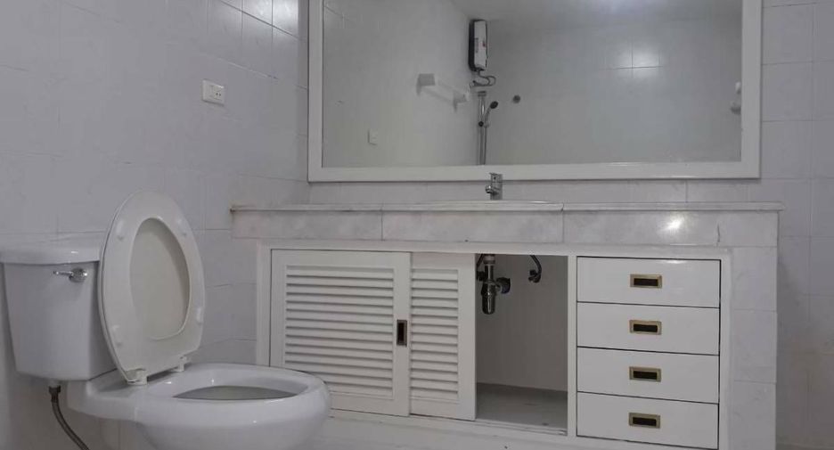 For rent 3 bedrooms apartment in Pathum Wan, Bangkok