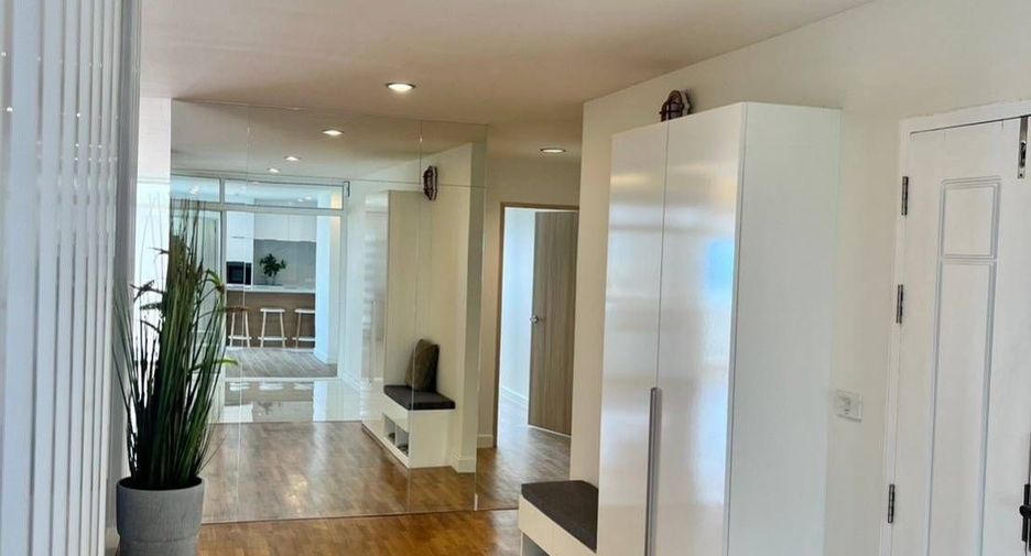 For rent 4 bedrooms condo in Watthana, Bangkok