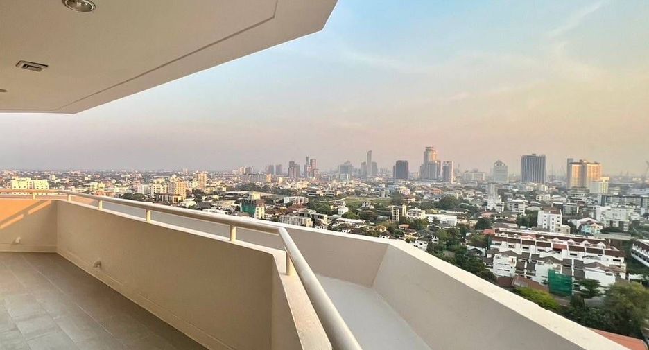 For rent 4 bedrooms condo in Watthana, Bangkok