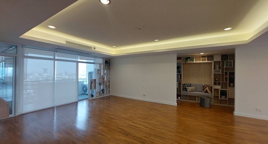 For rent 4 bedrooms condo in Watthana, Bangkok