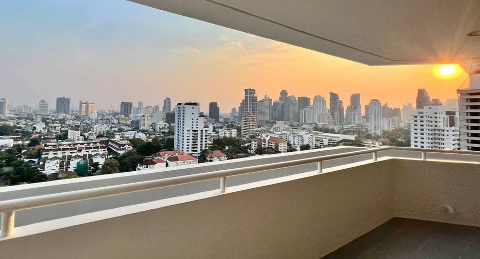 For rent 4 bedrooms condo in Watthana, Bangkok