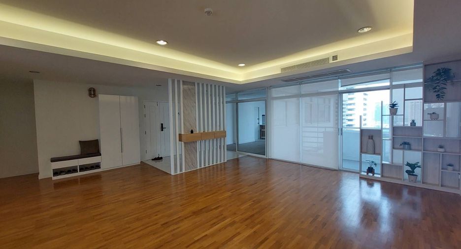 For rent 4 bedrooms condo in Watthana, Bangkok