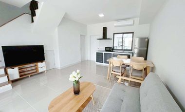 Casa adosada en alquiler de 3 habitaciones en Bang Phli, Samut Prakan