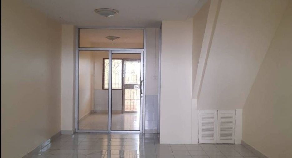 For rent 3 bedrooms townhouse in Bang Na, Bangkok