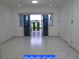 For rent 3 bedrooms townhouse in Bang Na, Bangkok