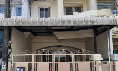 For rent 3 bedrooms townhouse in Bang Na, Bangkok